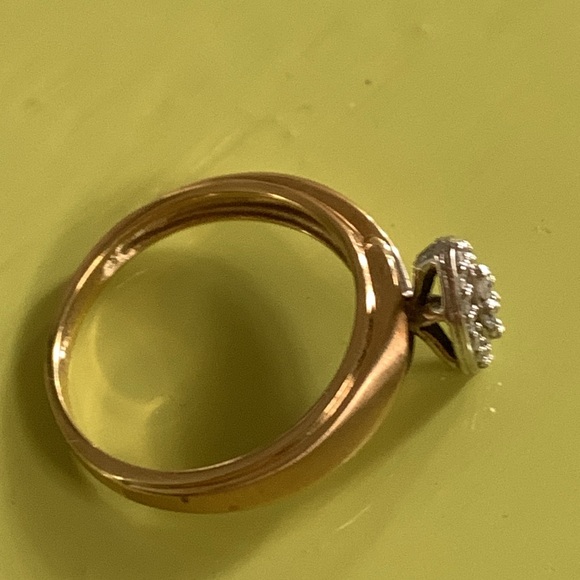 10k gold and diamond ring - Picture 2 of 3